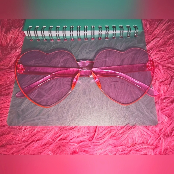Heart-shaped pink sunglasses - Picture 4 of 4